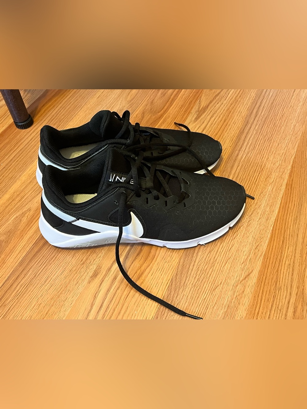Nike Women’s Sz 9 Black and White Athletic Sneakers